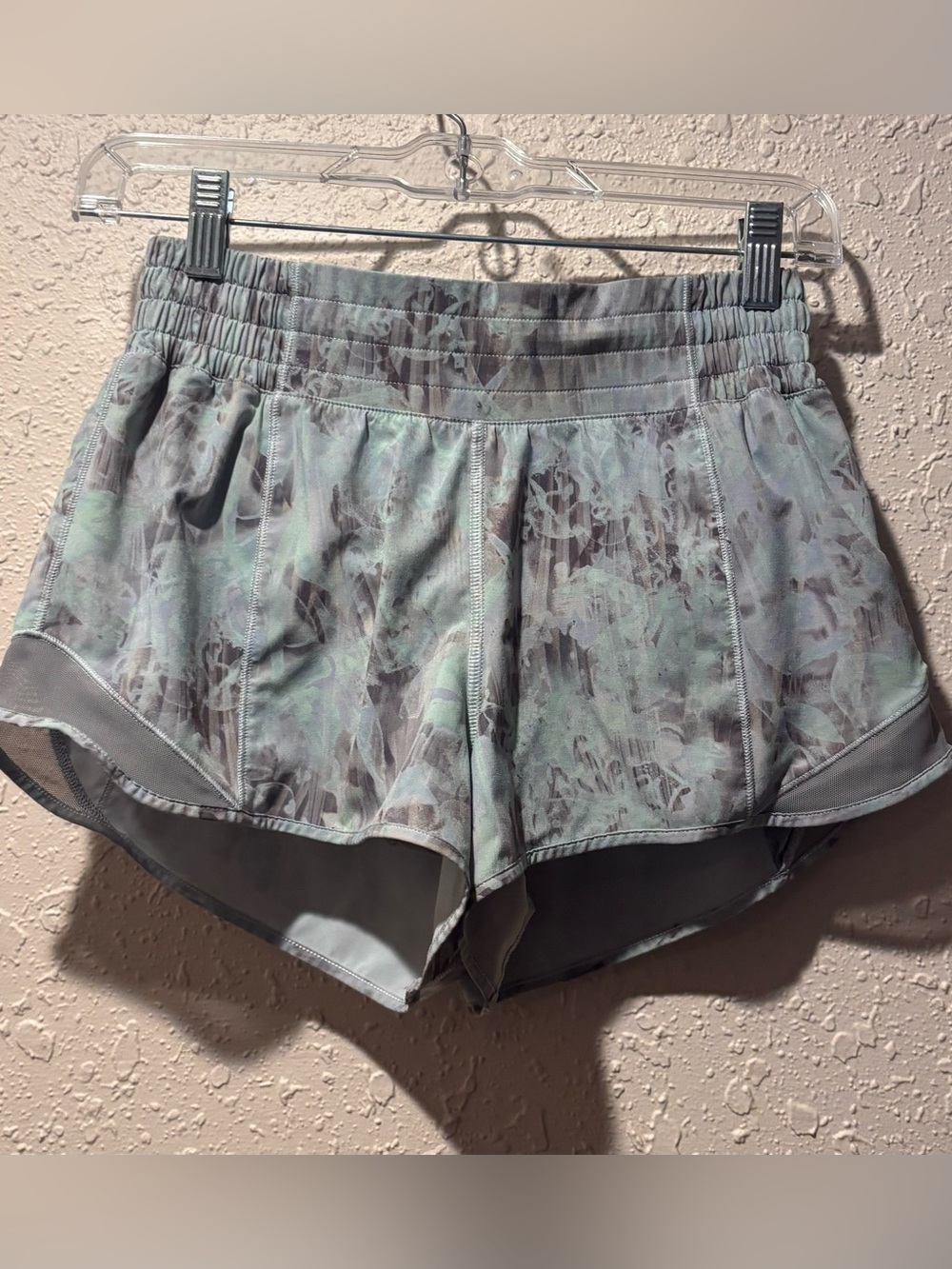 Lululemon Hotty Hot High Rise Short 4”   - Sz 4
